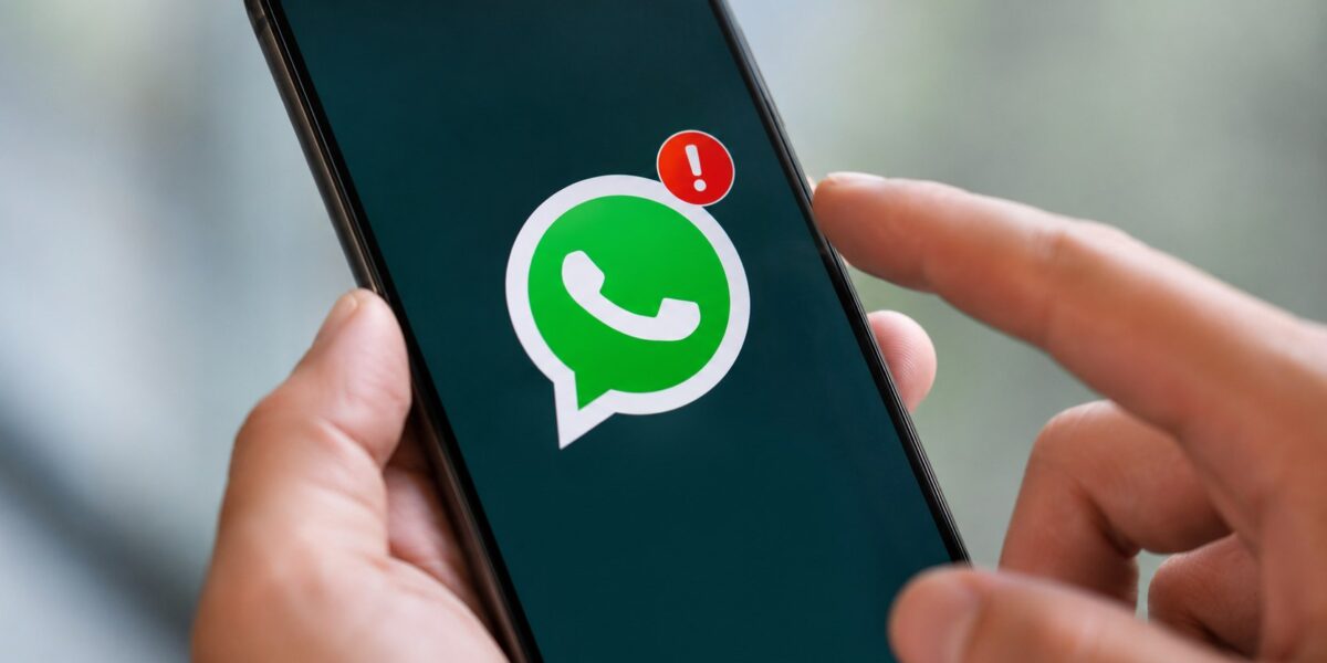 WhatsApp funktioniert nicht? So erkennen Sie, ob eine Störung, ein Update, ein altes Betriebssystem, WLAN, mobile Daten oder WhatsApp Web das Problem verursacht.