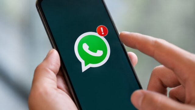 WhatsApp funktioniert nicht? So erkennen Sie, ob eine Störung, ein Update, ein altes Betriebssystem, WLAN, mobile Daten oder WhatsApp Web das Problem verursacht.